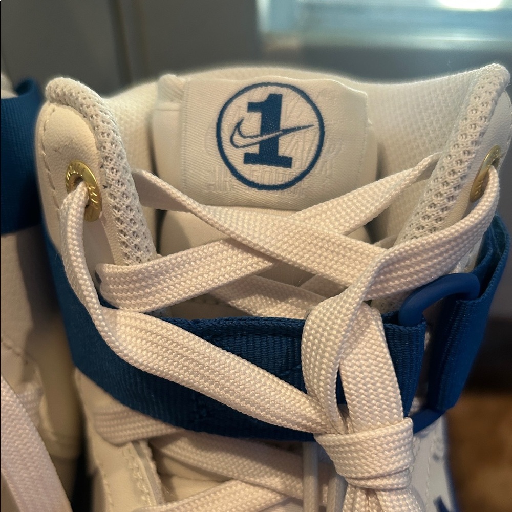 Nike Women’s  White and Blue Sneakers Size 8 - Picture 4 of 7